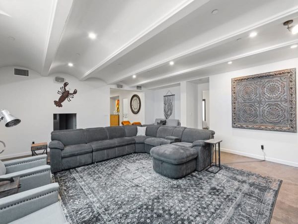 Five Bedroom Luxury Vacation Home in Mission Bach