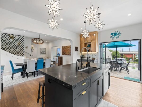 Five Bedroom Luxury Vacation Home in Mission Bach