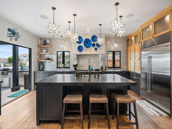Five Bedroom Luxury Vacation Home in Mission Bach