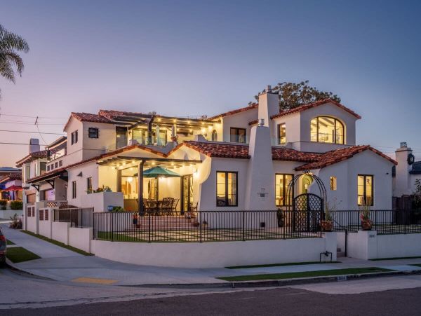 Five Bedroom Luxury Vacation Home in Mission Bach