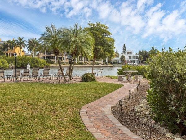 Charming 2 Bedroom Vacation Villa Great Amenities