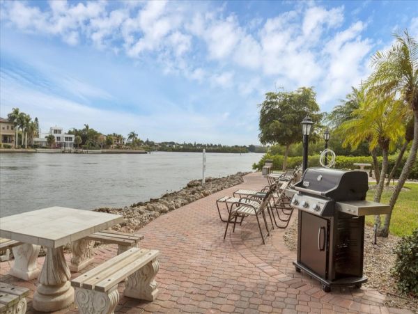 Charming 2 Bedroom Vacation Villa Great Amenities