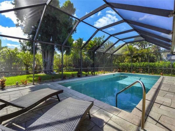 Vacation Rental with 2 Bedrooms in Naples