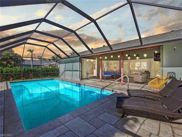 Vacation Rental with 2 Bedrooms in Naples