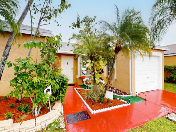 Boca Raton Vacation Home with 2 Bedroom & Pool