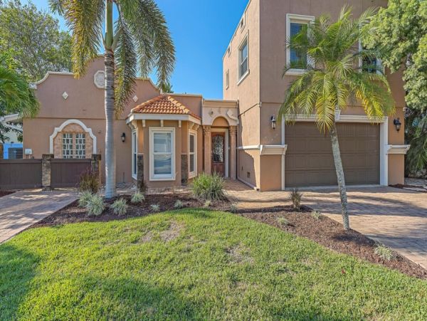 Canal Front Four Bedroom Vacation Residence in Longboat Key