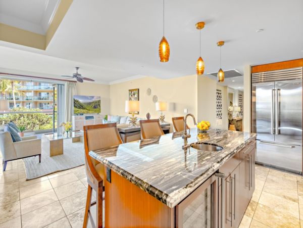 Escape to Lahaina's Oceanfront Paradise! Enjoy Luxury Condo