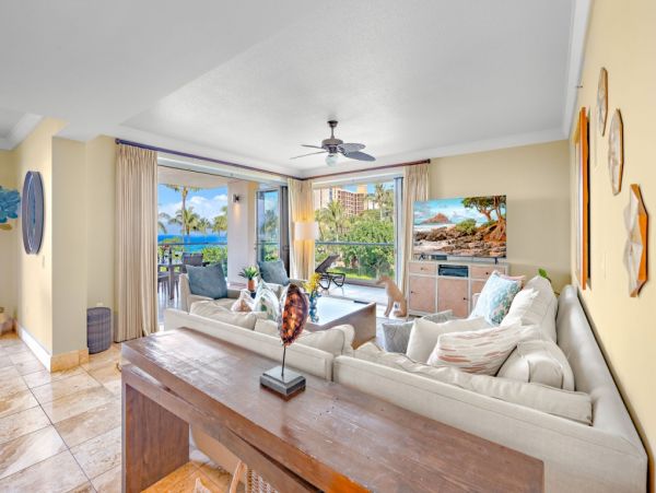 Escape to Lahaina's Oceanfront Paradise! Enjoy Luxury Condo
