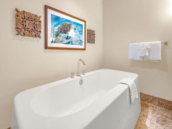 Escape to Lahaina's Oceanfront Paradise! Enjoy Luxury Condo