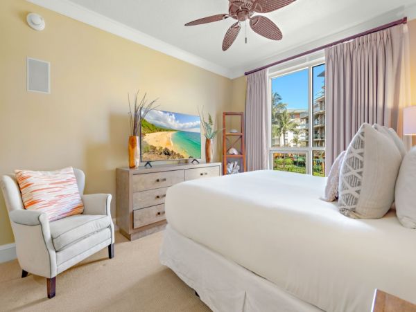 Escape to Lahaina's Oceanfront Paradise! Enjoy Luxury Condo