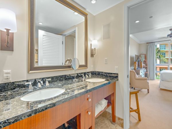 Escape to Lahaina's Oceanfront Paradise! Enjoy Luxury Condo