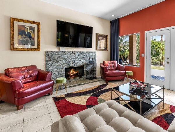 Stunning Contemporary Luxury 5-BD Home with Private Pool in Palm Springs