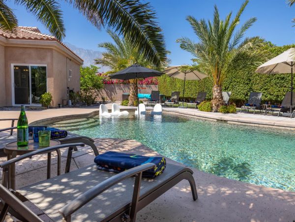 Stunning Contemporary Luxury 5-BD Home with Private Pool in Palm Springs
