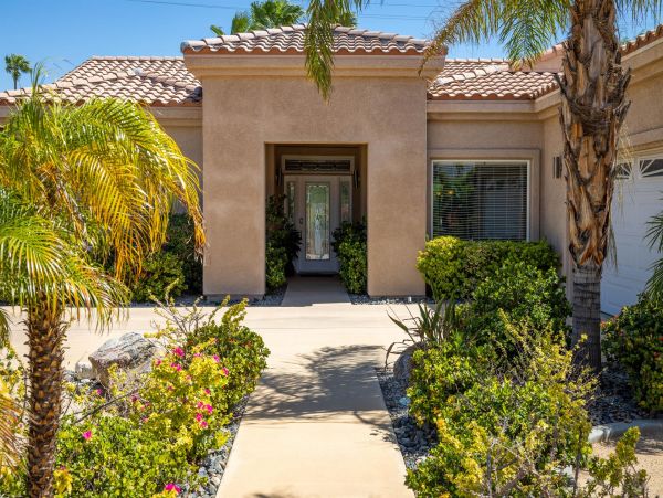 Stunning Contemporary Luxury 5-BD Home with Private Pool in Palm Springs