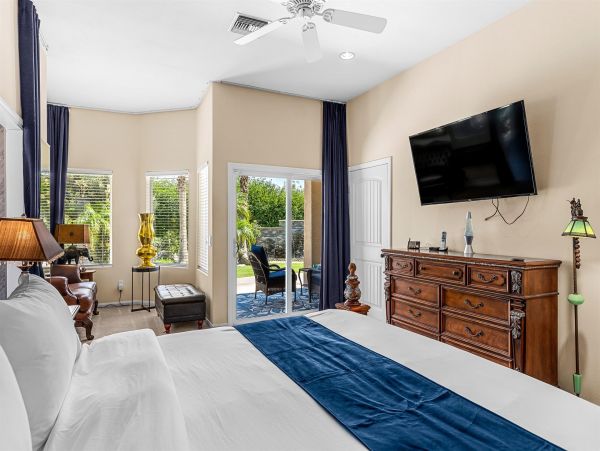 Stunning Contemporary Luxury 5-BD Home with Private Pool in Palm Springs