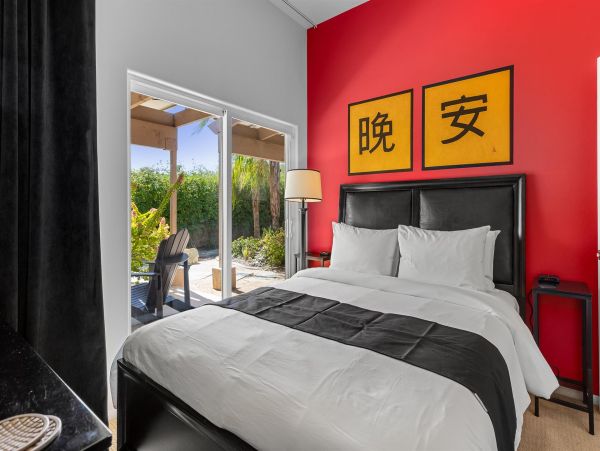 Stunning Contemporary Luxury 5-BD Home with Private Pool in Palm Springs