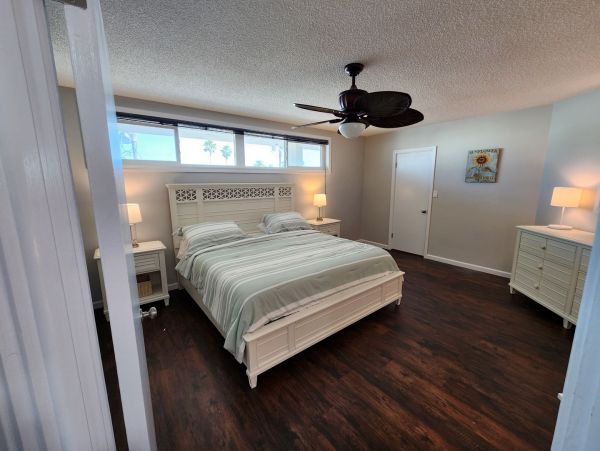 Lido Key Vacation Condo One Bedroom Walk to Beach