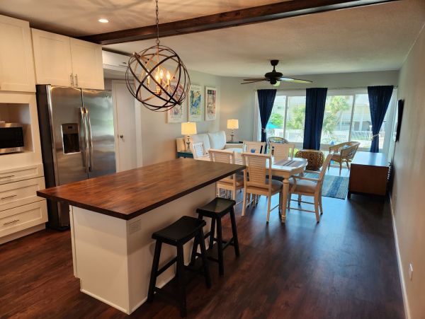 Lido Key Vacation Condo One Bedroom Walk to Beach