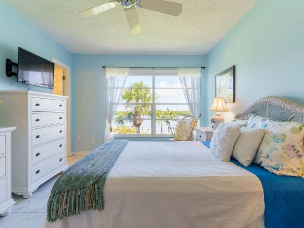 Longboat Key Walk to Beach Two Bedroom Vacation Rental