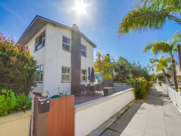 Lovely Two-Unit Vacation Rental with Four Bedrooms in Mission Beach