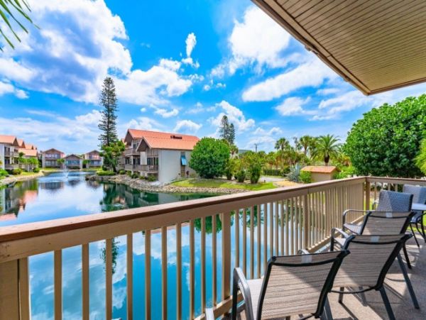 Lovely Siesta Key Condo with 2 Bedrooms & Lake Views