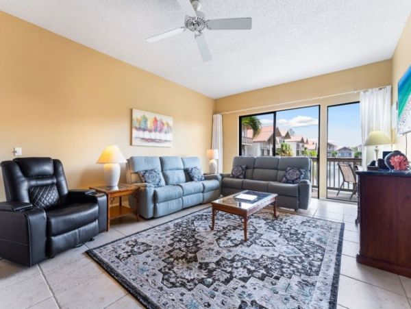 Lovely Siesta Key Condo with 2 Bedrooms & Lake Views