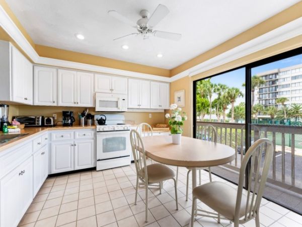 Lovely Siesta Key Condo with 2 Bedrooms & Lake Views