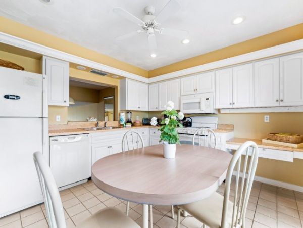 Lovely Siesta Key Condo with 2 Bedrooms & Lake Views