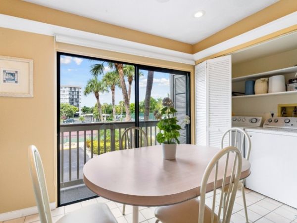 Lovely Siesta Key Condo with 2 Bedrooms & Lake Views