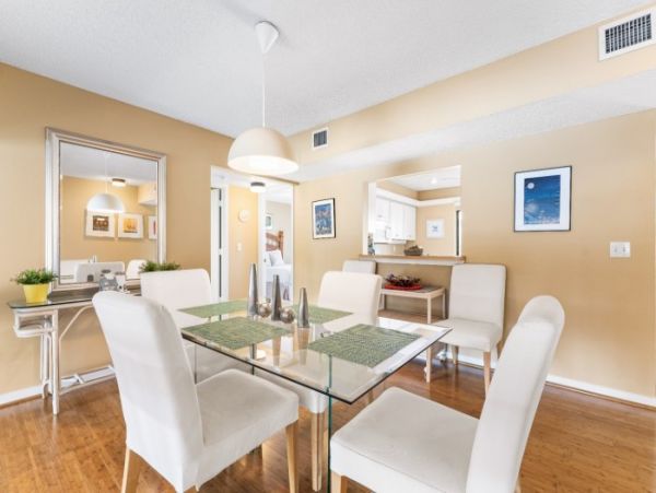 Lovely Siesta Key Condo with 2 Bedrooms & Lake Views