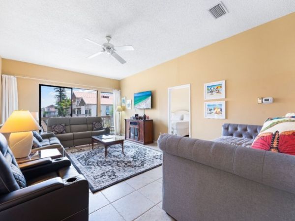 Lovely Siesta Key Condo with 2 Bedrooms & Lake Views