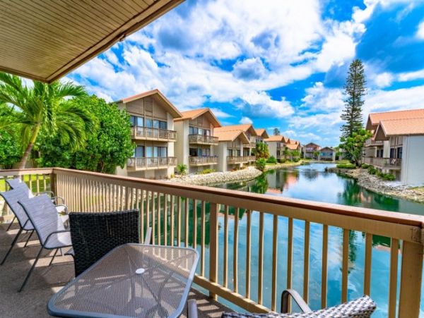 Lovely Siesta Key Condo with 2 Bedrooms & Lake Views