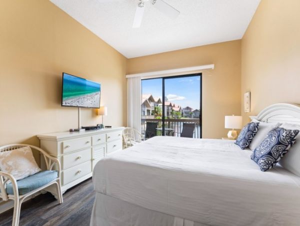 Lovely Siesta Key Condo with 2 Bedrooms & Lake Views