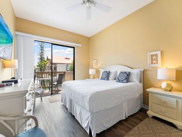 Lovely Siesta Key Condo with 2 Bedrooms & Lake Views