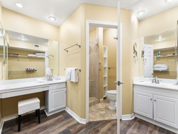 Lovely Siesta Key Condo with 2 Bedrooms & Lake Views