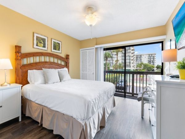 Lovely Siesta Key Condo with 2 Bedrooms & Lake Views