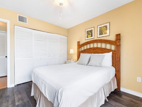 Lovely Siesta Key Condo with 2 Bedrooms & Lake Views
