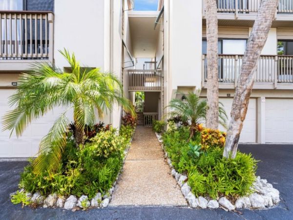 Lovely Siesta Key Condo with 2 Bedrooms & Lake Views