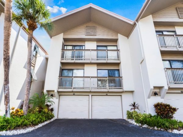 Lovely Siesta Key Condo with 2 Bedrooms & Lake Views