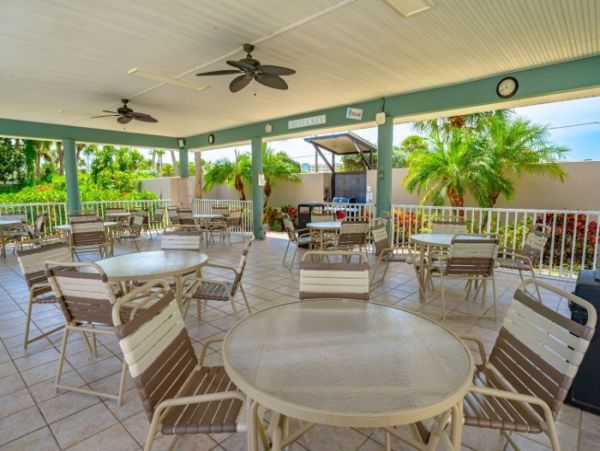 Lovely Siesta Key Condo with 2 Bedrooms & Lake Views