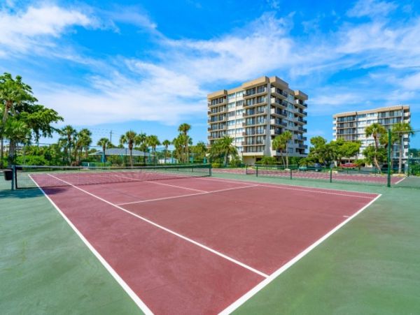 Lovely Siesta Key Condo with 2 Bedrooms & Lake Views