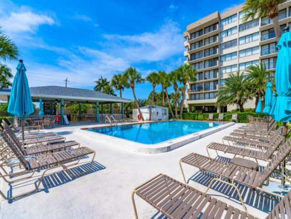 Lovely Siesta Key Condo with 2 Bedrooms & Lake Views
