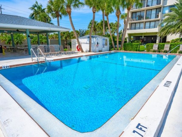 Lovely Siesta Key Condo with 2 Bedrooms & Lake Views