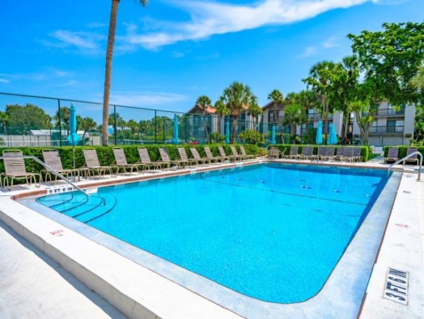 Lovely Siesta Key Condo with 2 Bedrooms & Lake Views