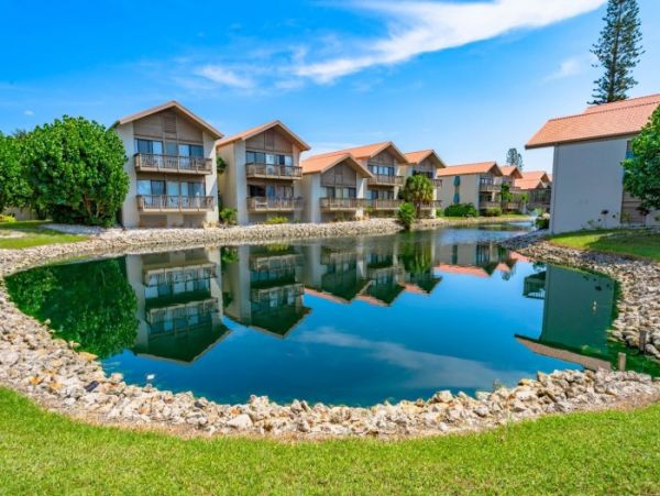 Lovely Siesta Key Condo with 2 Bedrooms & Lake Views