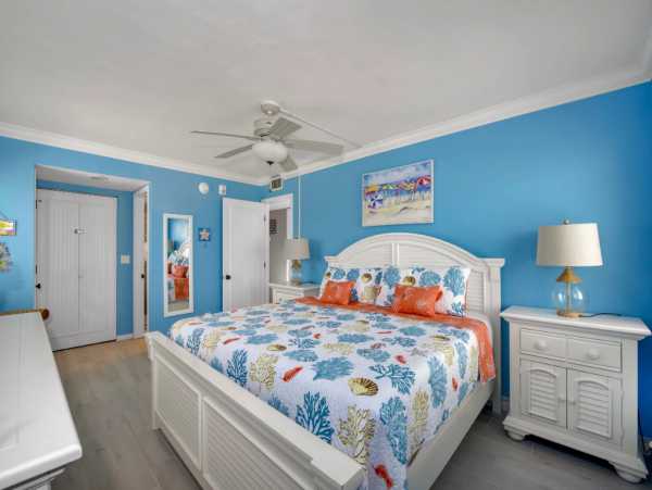 Lovely Penthouse in Fort Myers Beach with Full Ocean Views