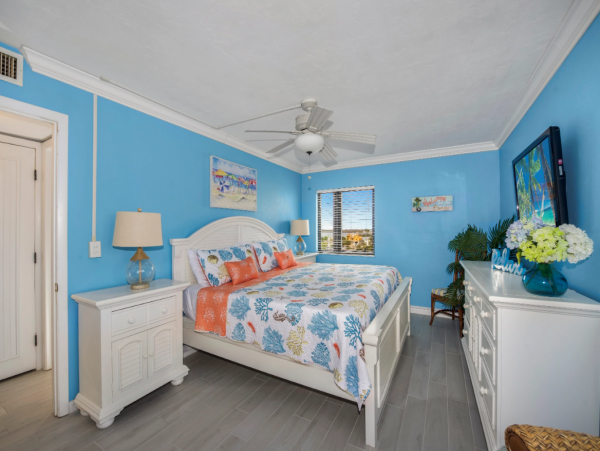 Lovely Penthouse in Fort Myers Beach with Full Ocean Views