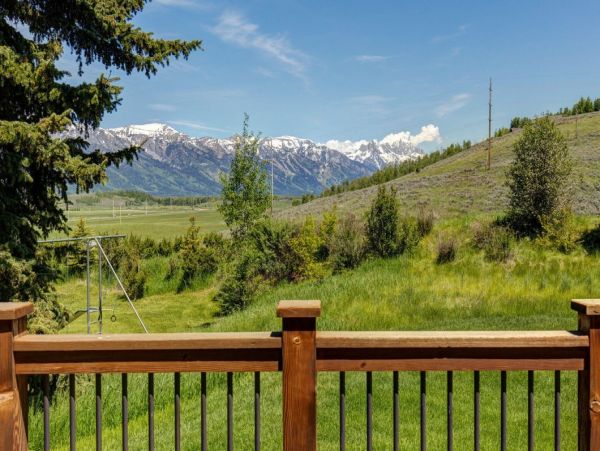 Mountain View Four Bedroom Luxury Vacation Rental in Wyoming