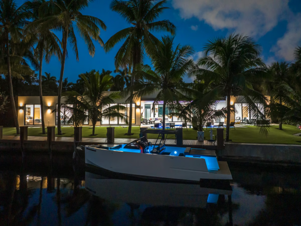 Fort Lauderdale Vacation Six Bedroom Home with Stunning Views & Pool