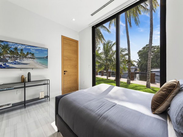 Fort Lauderdale Vacation Six Bedroom Home with Stunning Views & Pool